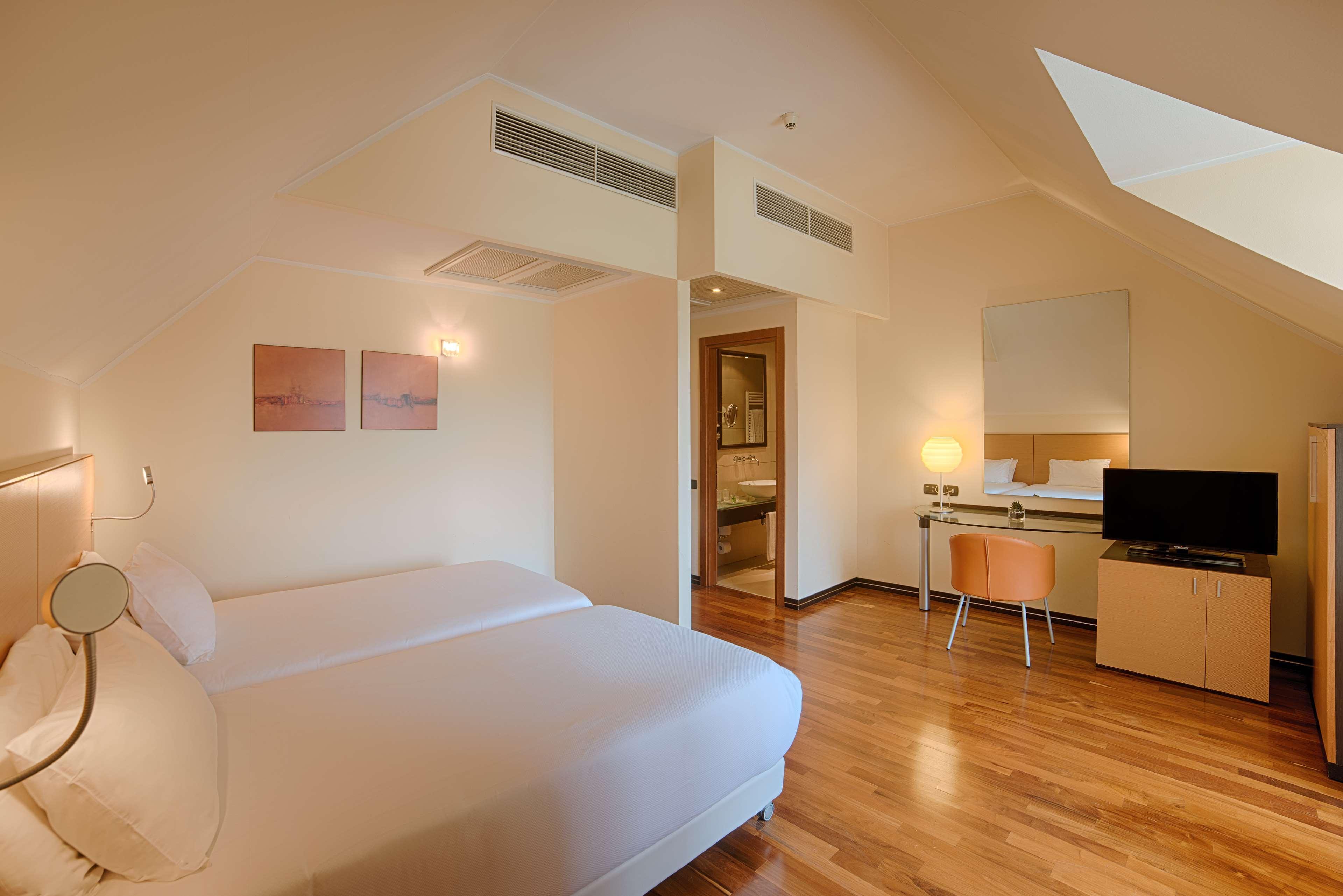 เอ็นเอชมิลาโน 2 Hotel เซกราเต ภายนอก รูปภาพ